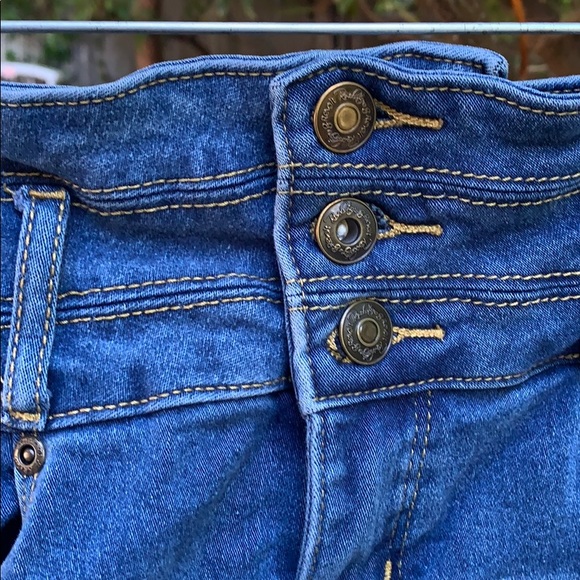 Shorts - Picture 2 of 4